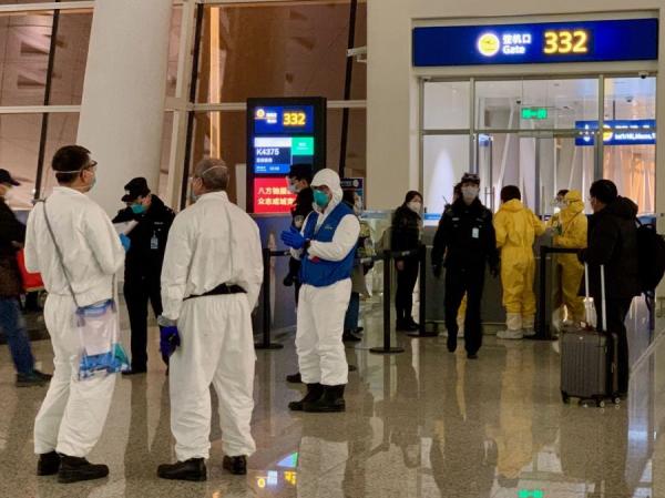 大家排队等候领馆派来的医疗人员做体温检查。