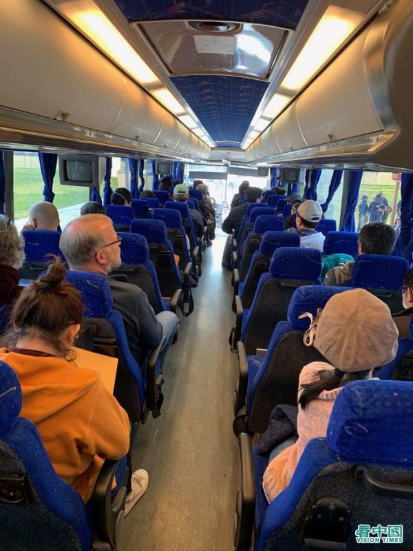 隔离结束,大家乘上大巴,与米拉马海军陆战队基地告别。