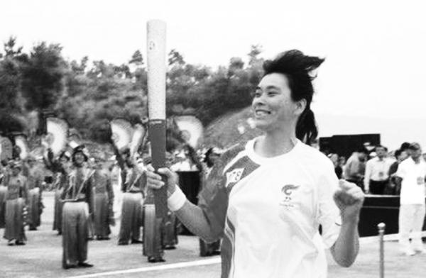 2008年“北京奥运火炬”在湖北省内传递时,裴佳云为宜昌传递第二部分的第一棒火炬。(视频截图)
