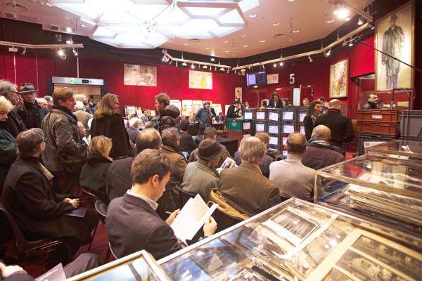 人们正在等待在德鲁奥（Drouot）拍卖行举行的一场拍卖会。（AFP via Getty Images）