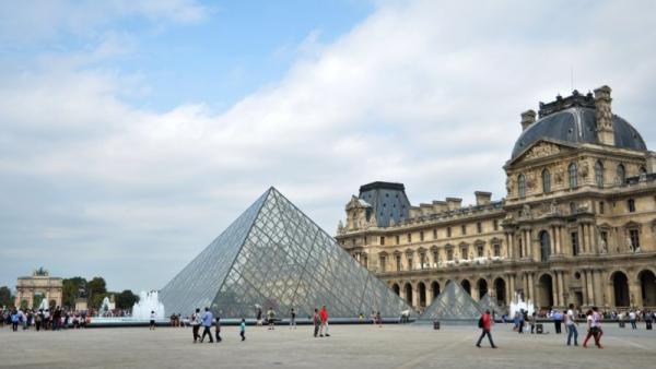 据统计,罗浮宫在2019年的游客达到960万人,由世界各国涌进的参观人潮,平均每天超过2.6万人。