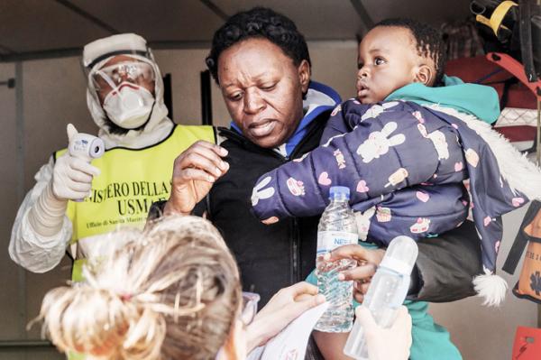 2月13日被西班牙慈善机构在海上救起的难民(AFP via Getty Images)