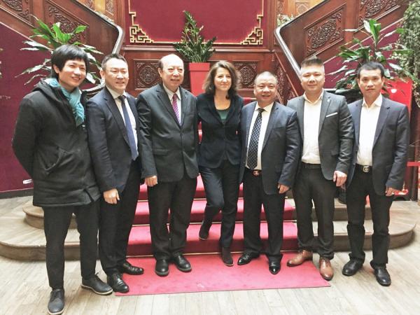 巴黎市长竞选人布赞女士(中)出席在美丽城幸福楼举办的与华人见面午宴后,与美丽城商家代表合影。美丽城联合商会会长姜金玉(右三)、幸福楼东主陈东晓(左二)、巴黎20区副区长施伟明(左一)。(摄影:林莲怡/看中国)