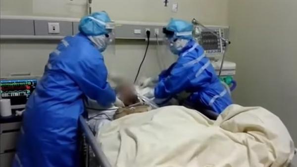 中国卫健委最新发布的“新冠肺炎诊疗方案试行第七版”,说明了武汉肺炎导致患者的脾肺、心脏,肝脏、胆囊等器官都出现了受损状况。(图片来源:视频截图)