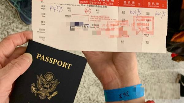 到了机场后,第一次见到和使用只有编号的机票以及有编号和体温的手环。