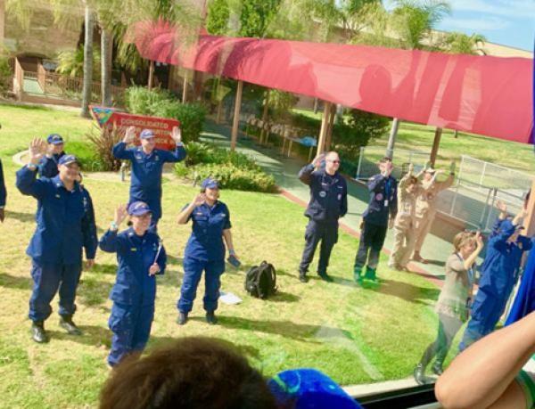 大家乘上大巴,与米拉马海军陆战队基地告别。