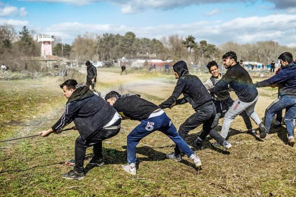 3月7日,一批难民试图摧毁土耳其与希腊边境的防护栏。(AFP/Getty Images)