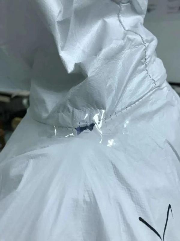 防护服产生破洞，大家只能沾上继续用。