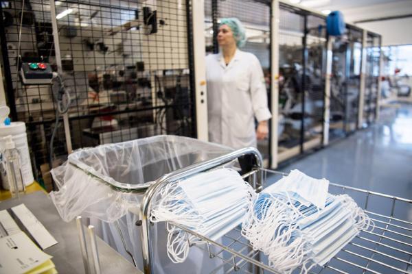 日前,法国政府宣布征用全国的口罩,统一管理分配。现在药房买不到,口罩已经升级成为“处方药”。(AFP/Getty Images)