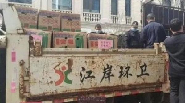 武汉因为使用垃圾车运送肉品给民众引起人民哗然,如今又传出武汉其实是同时使用“救护车”来运送肉品,让大批网友吃惊不已。(图片来源:视频截图)