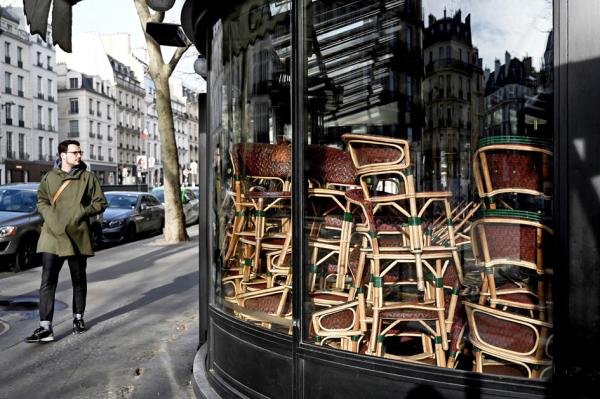 巴黎一家咖啡店在法国实行抗疫措施后关门停业。(AFP/Getty Images)