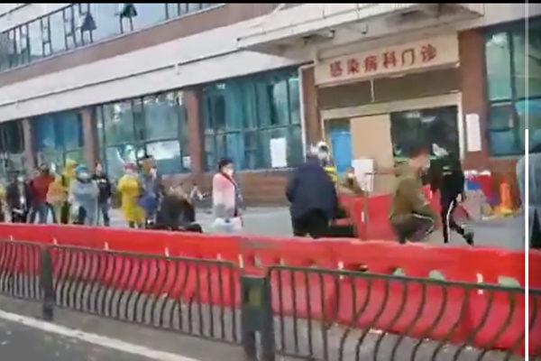 武汉协和医院发热门诊再度出现患者排队的场面。（视频截图）