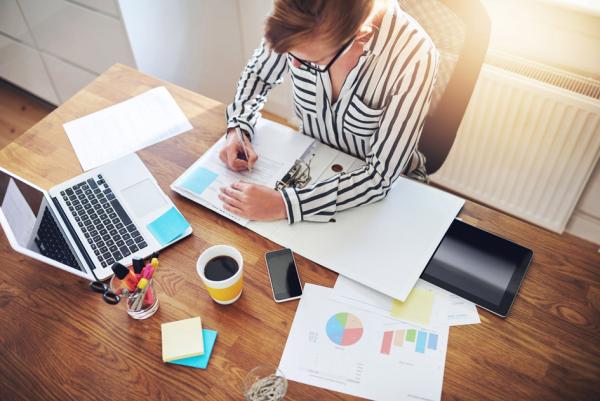 隔离期间许多上班族在家办公（123RF）