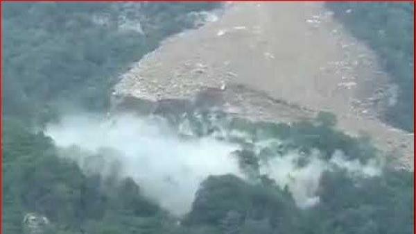 传三峡大坝上游大面积山体滑坡。（图片来源：视频截图）