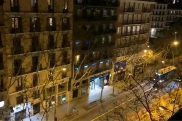 民众走上阳台鼓掌向医务人员致谢 ! 图为西班牙民众。( 图片来源:视频截图)