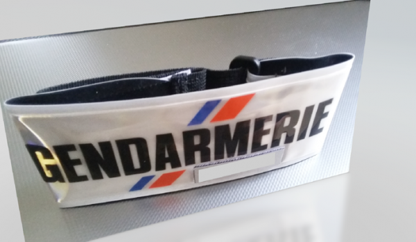 法国宪兵身穿便衣，手臂上佩戴的警箍(Bebeu78/维基百科）)