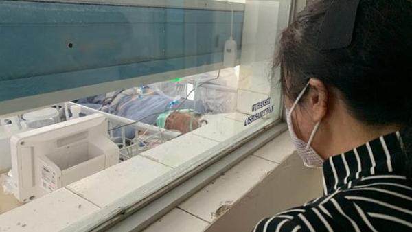 因官方瞒报疫情,毫不知情的退休老师顾享鹏被感染后,在医院抢救了两个多月依然没能脱离危险,这位能歌善舞的乐团主力,命运彻底被改变。(当事人求助贴)