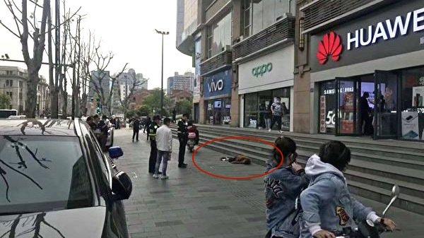 武汉历经76天于4月8日起解除封锁，然而却传出有民众在街头倒地不起。（图片来源：视频截图