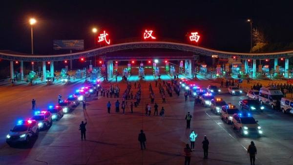 图为4月7日深夜,武汉即将解除管控的高速路武汉西收费站。(图片来源:中央社)