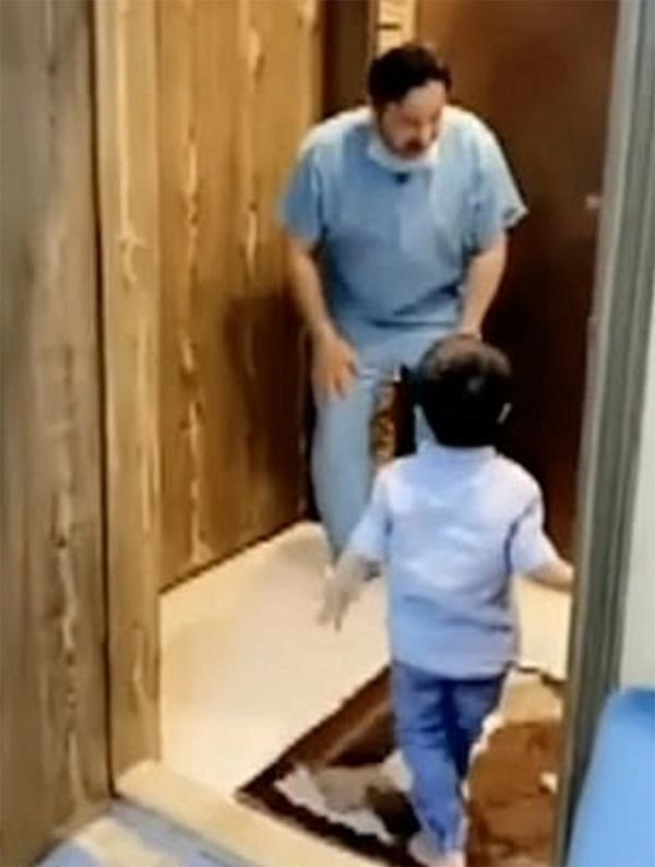 父亲拒绝跑过来讨抱的儿子。