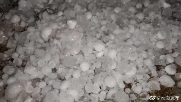 22日5点30分左右,红河屏边县多个乡镇先后出现冰雹天气,最大直经6厘米。(图片来源:网络图片)