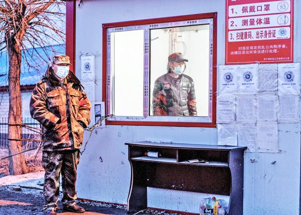 北京增派公安、武警前往绥芬河。(Getty Images)