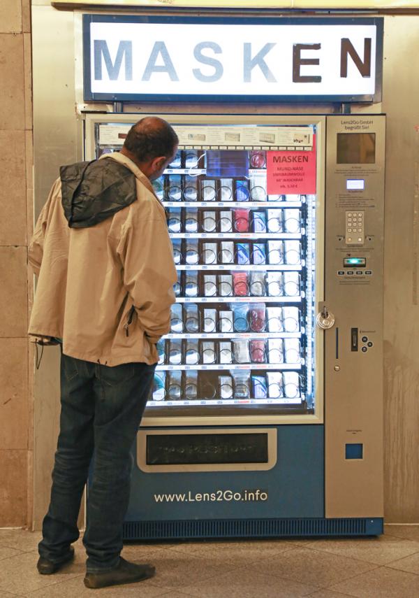 德国一男子在售口罩自动机前。(Getty Images)