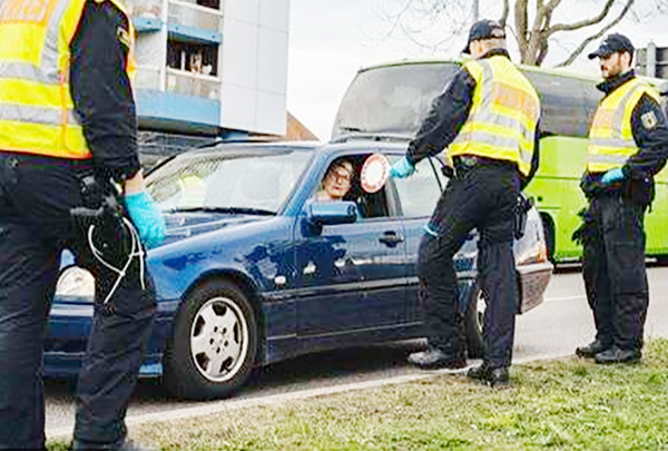 德国警察检查过往车辆。(123RF)