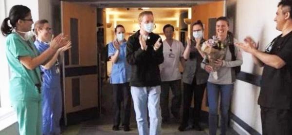 Paul在医护人员的掌声中,与女友Katy双双步离医院。(视频截图)