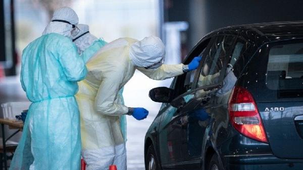 2020年3月31日,德国汉诺威的医务人员在进行病毒检测采样。在最初的震惊之后,面对惨烈的疫情,冷静下来的世界各国纷纷在追究北京当局的责任。北京正承受越来越多的来自全球的怒火。(图片来源:PETER STEFFEN/AFP via Getty Images)