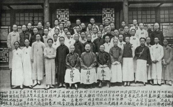 1909年，第一批庚子赔款留美学生与游美学务处总办周自齐（前中）、会办唐国安（前右）和范源濂（前左）合影。（图片来源：公有领域）