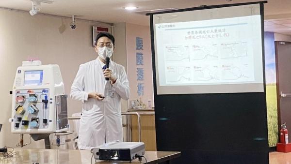 v卫生福利部桃园医院肾脏科医师王伟杰7日表示,一名52岁的武汉肺炎重症女患者,在经过“血液净化技术”治疗后已经痊愈,而这项治疗方式已获得国际期刊正式接受。(图片来源:中央社)