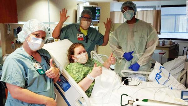 布隆伯格呼吁美国人不要抱怨,老老实实待在家里。(网络截图)