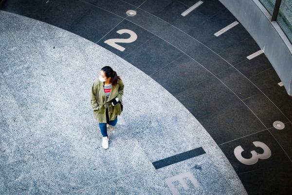 一位戴着口罩在巴黎圣拉扎尔（Saint-Lazare）地铁站行走的市民（AFP via Getty Images）