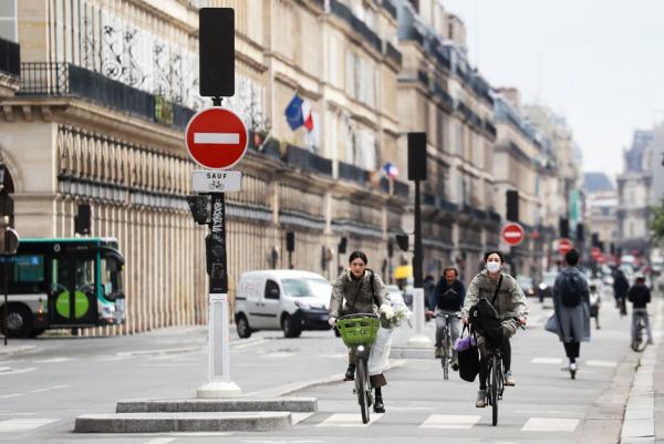 在巴黎街道上的骑自行车者，摄于5月4日。（AFP/Getty Images）