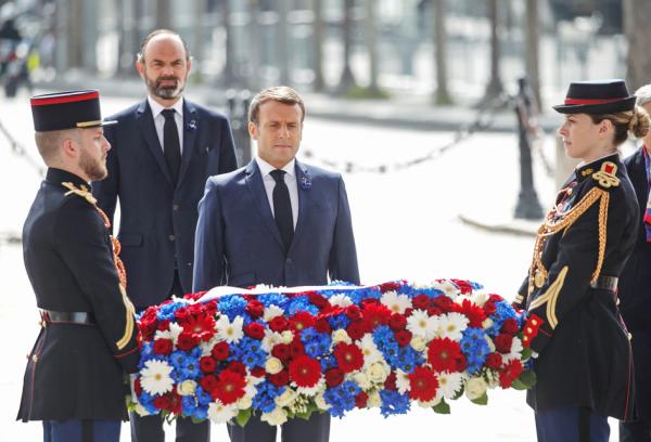 马克龙于5月8日在凯旋门向无名烈士墓献花。（AFP/Getty Images）