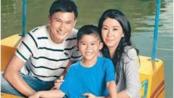 陈锦鸿(左)为照顾自闭症的儿子,退出娱乐圈。孩子没有辜负老爸,考了年级第一。陈锦鸿的妻子也很激动。(图片来源:公有领域)