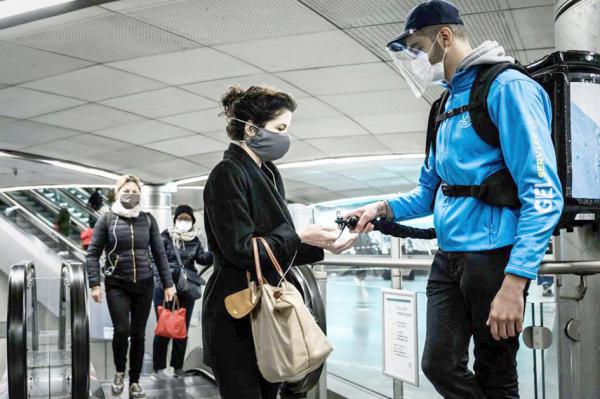 RATP工作人员在13号线派发洗手液,摄于5月14日。(AFP/Getty Images)