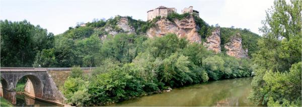 坐落在阿韦龙河畔岩石上的双堡远景(Jcb-caz-11/维基百科:CC BY-SA 4.0)