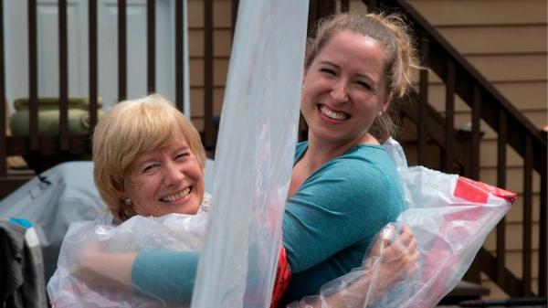 武汉肺炎疫情期间,卡洛琳·埃利斯(右)拥抱母亲苏珊·瓦特斯。(图片来源:JORGE UZON/AFP/Getty Images)