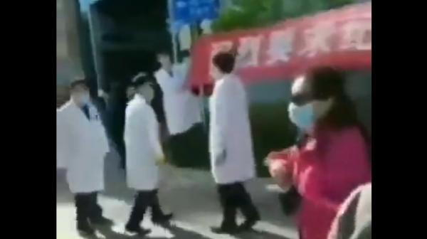 徐州市第三人民医院的医护员工集体罢工（视频截图）