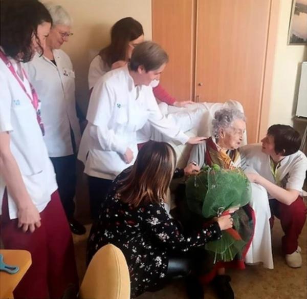 布拉尼亚斯与医护人员讲话。