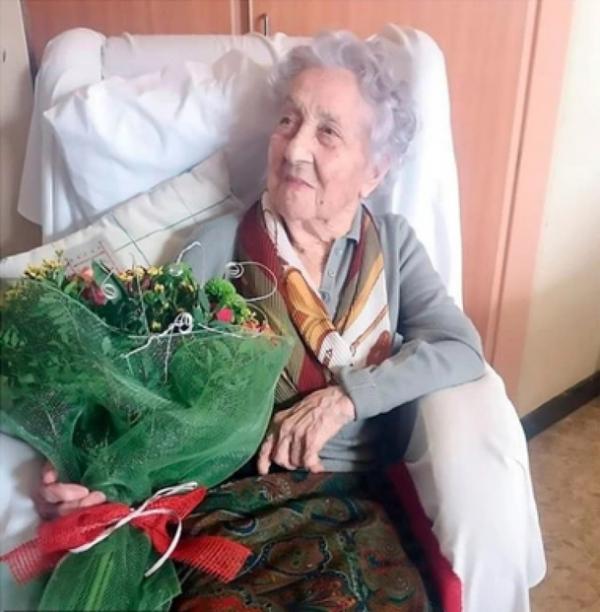 布拉尼亚斯老婆婆接受献花，她被认为是西班牙最高龄长者，更可能是唯一一位战胜冠状病毒的超级人瑞。