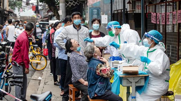 武汉全民核酸检测的现场(STR/AFP via Getty Images)