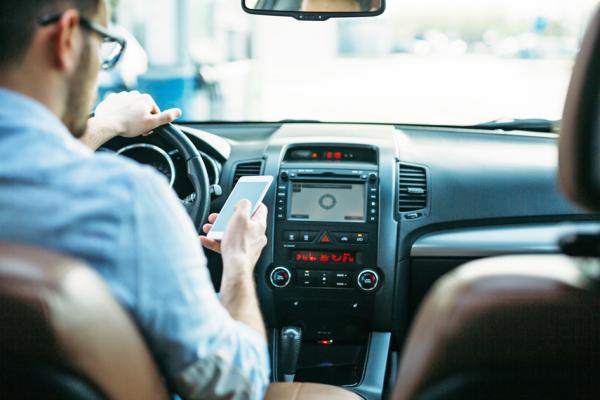 从5月22日开始,对开车持手机者的惩罚不再只是扣分罚款,视情节严重,驾照或被当场扣押。(123RF)