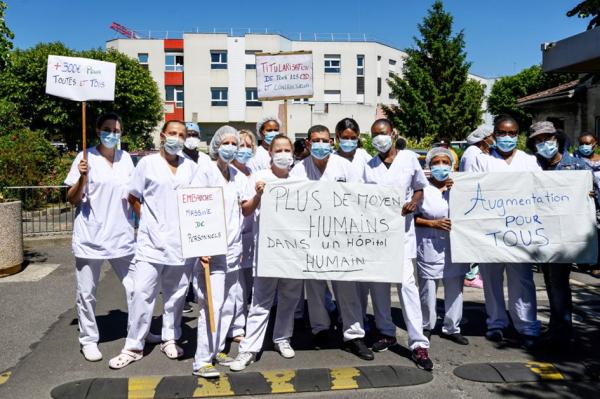 5月20日,巴黎以北圣德尼(Saint-Denis)的卡萨诺瓦医院(Hôpital Casanova)的工作人员举行示威游行。(AFP/Getty Images)