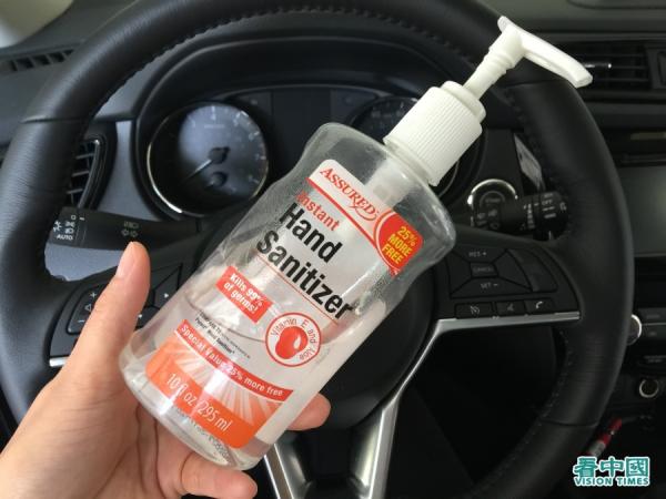 《看中国》记者实测,将洗手液放在酷热车厢里短短1-2小时,洗手液瓶里便可看到蒸发的酒精气雾。(Sofia/看中国)