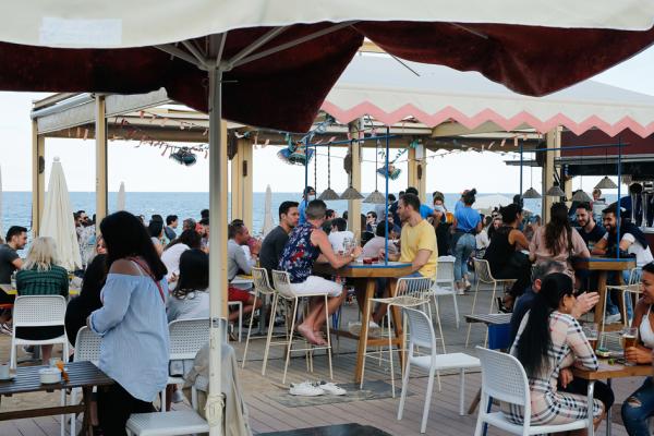 5月30日，巴塞罗那民众在海边餐厅享受晚餐。（AFP via Getty Images）