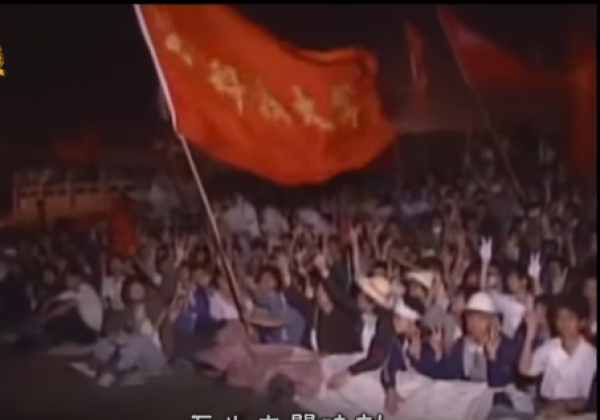 天安门广场静坐的学生们。