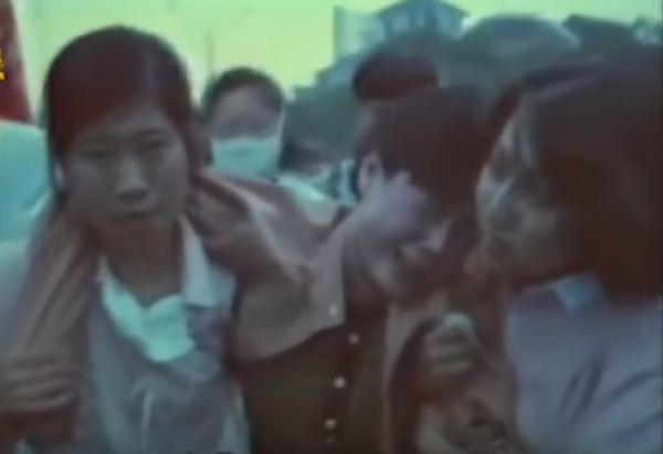 教师学生互相搀扶着，撤出了天安门。